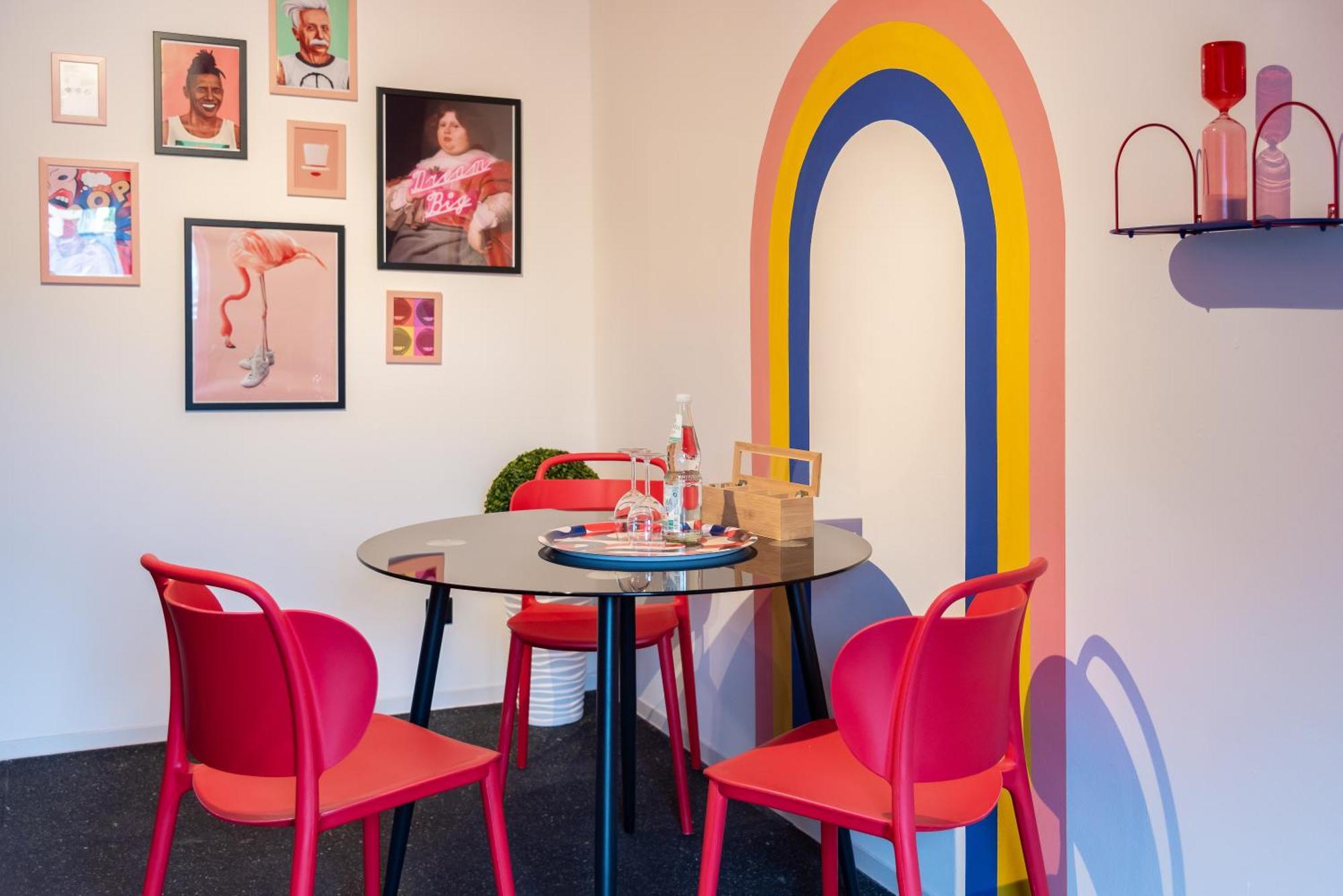 Pop Art - Balkon, Netflix, Nespresso, Zentral, Messe *